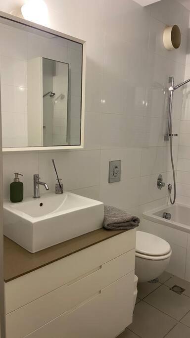 Laura Compound- Authentic 1 Bedroom Charming & Specious Тель-Авив Экстерьер фото