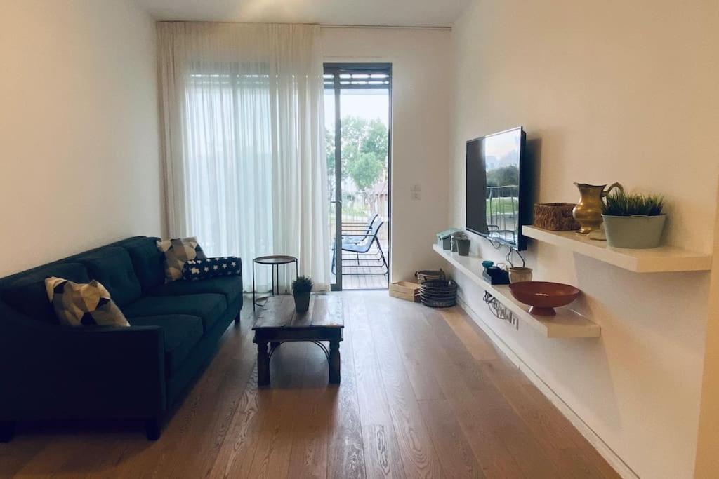 Laura Compound- Authentic 1 Bedroom Charming & Specious Тель-Авив Экстерьер фото