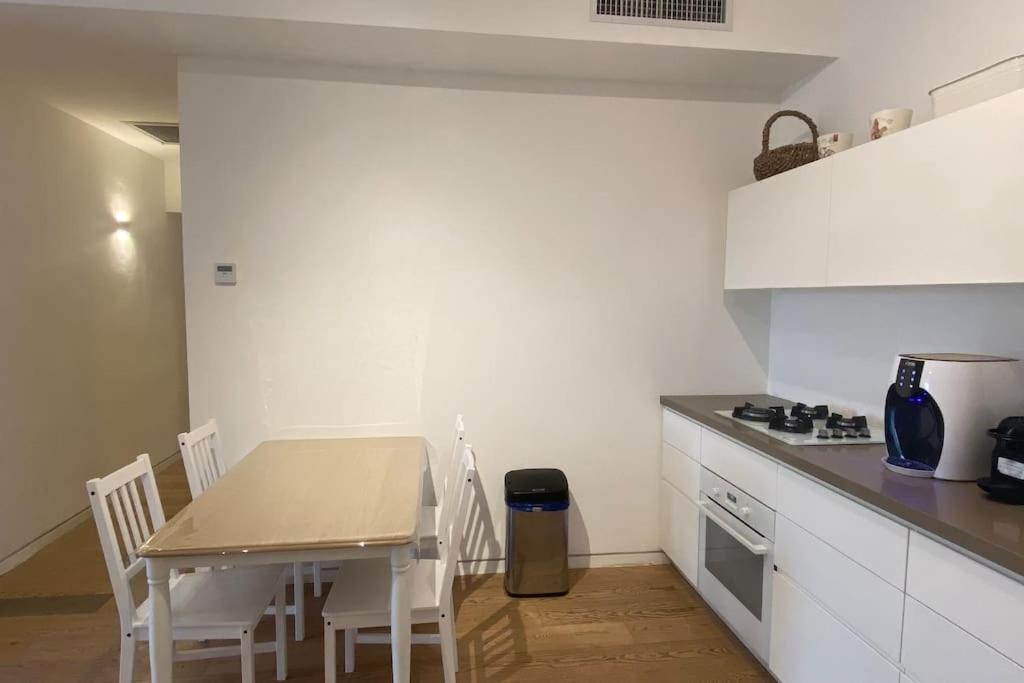 Laura Compound- Authentic 1 Bedroom Charming & Specious Тель-Авив Экстерьер фото