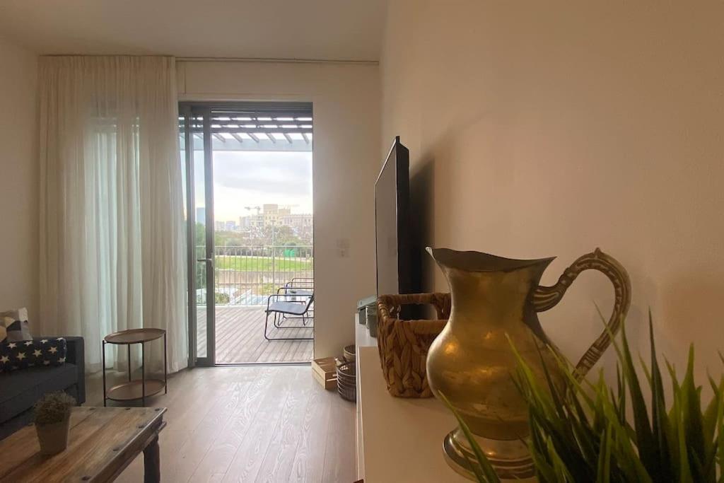 Laura Compound- Authentic 1 Bedroom Charming & Specious Тель-Авив Экстерьер фото