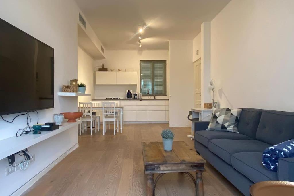 Laura Compound- Authentic 1 Bedroom Charming & Specious Тель-Авив Экстерьер фото